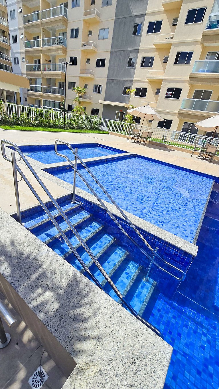 Resort Aruana com 2qts, ar, piscina e muito verde