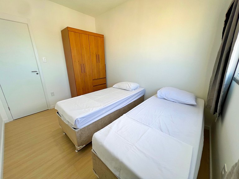Resort Aruana com 2qts, ar, piscina e muito verde