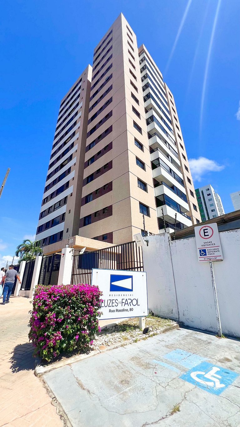 3/4 com ar, 7 min da Praia e c/ Lazer completo