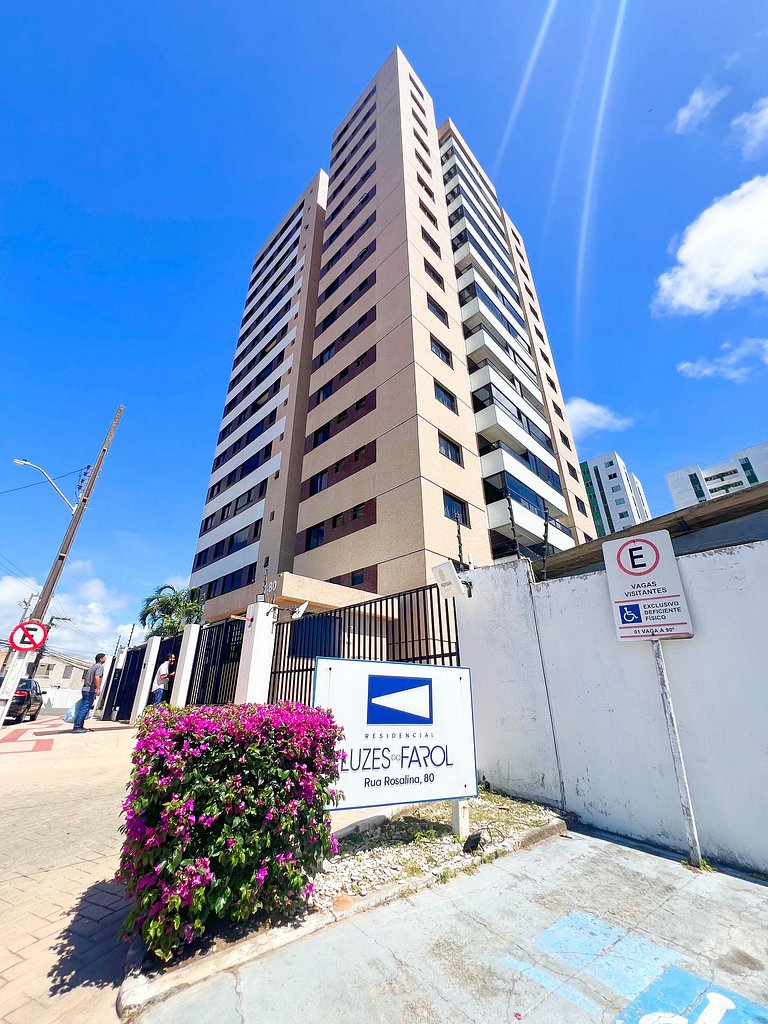 3/4 com ar, 7 min da Praia e c/ Lazer completo