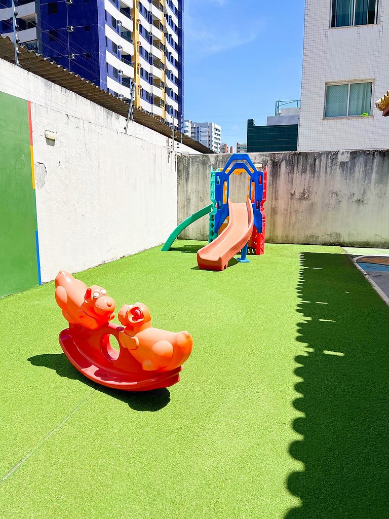 3/4 com ar, 7 min da Praia e c/ Lazer completo