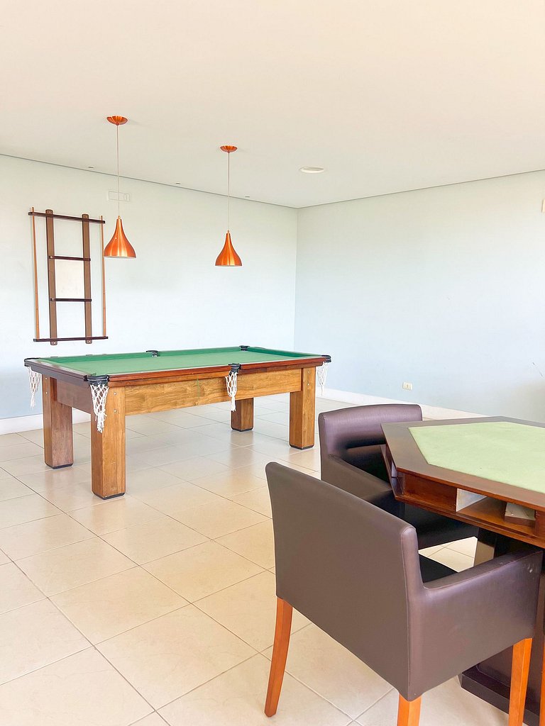 3/4 com ar, 7 min da Praia e c/ Lazer completo