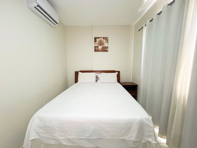 3/4 com ar, 7 min da Praia e c/ Lazer completo