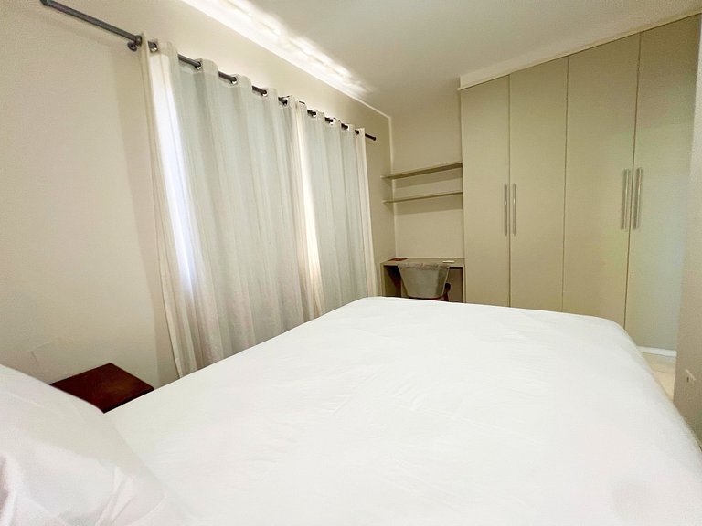 3/4 com ar, 7 min da Praia e c/ Lazer completo