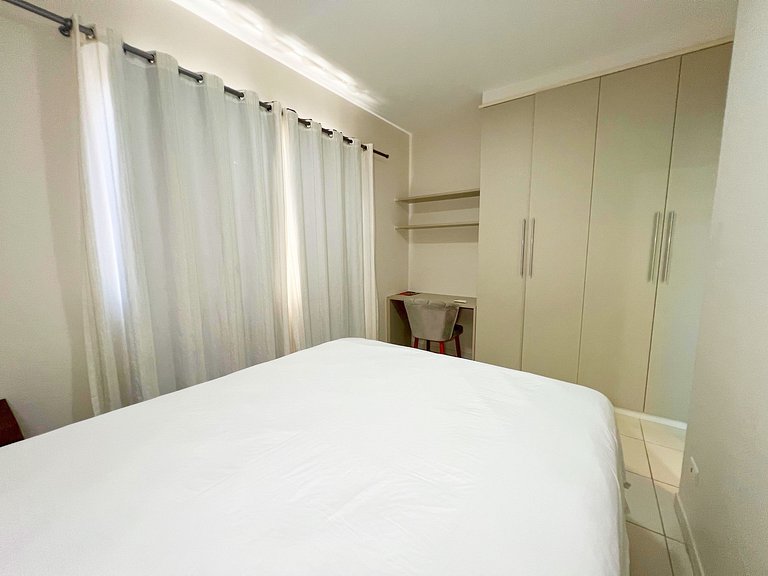 3/4 com ar, 7 min da Praia e c/ Lazer completo