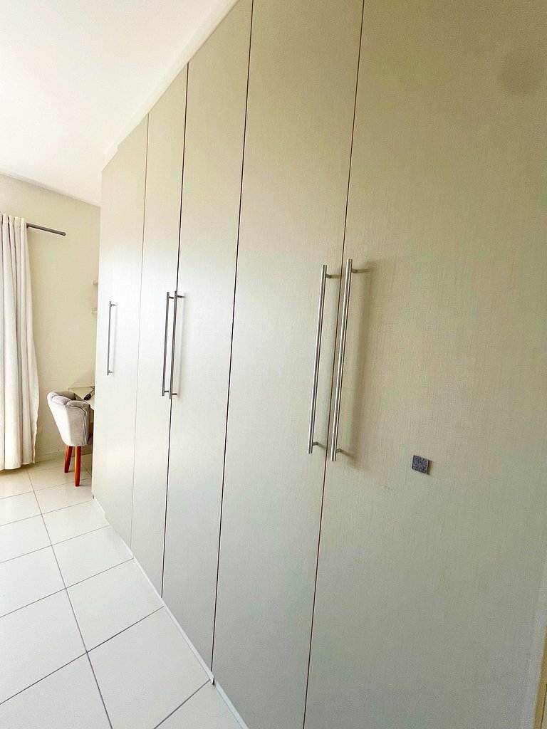 3/4 com ar, 7 min da Praia e c/ Lazer completo