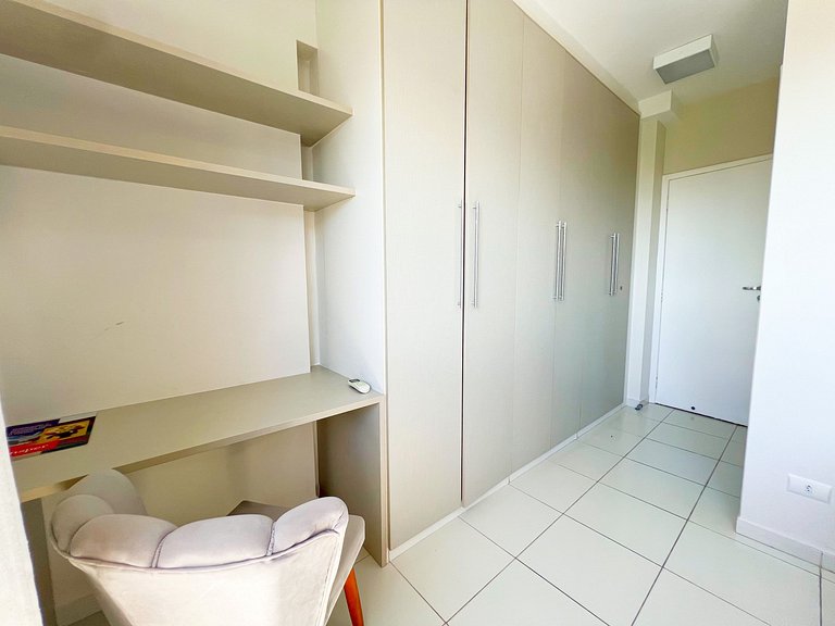 3/4 com ar, 7 min da Praia e c/ Lazer completo