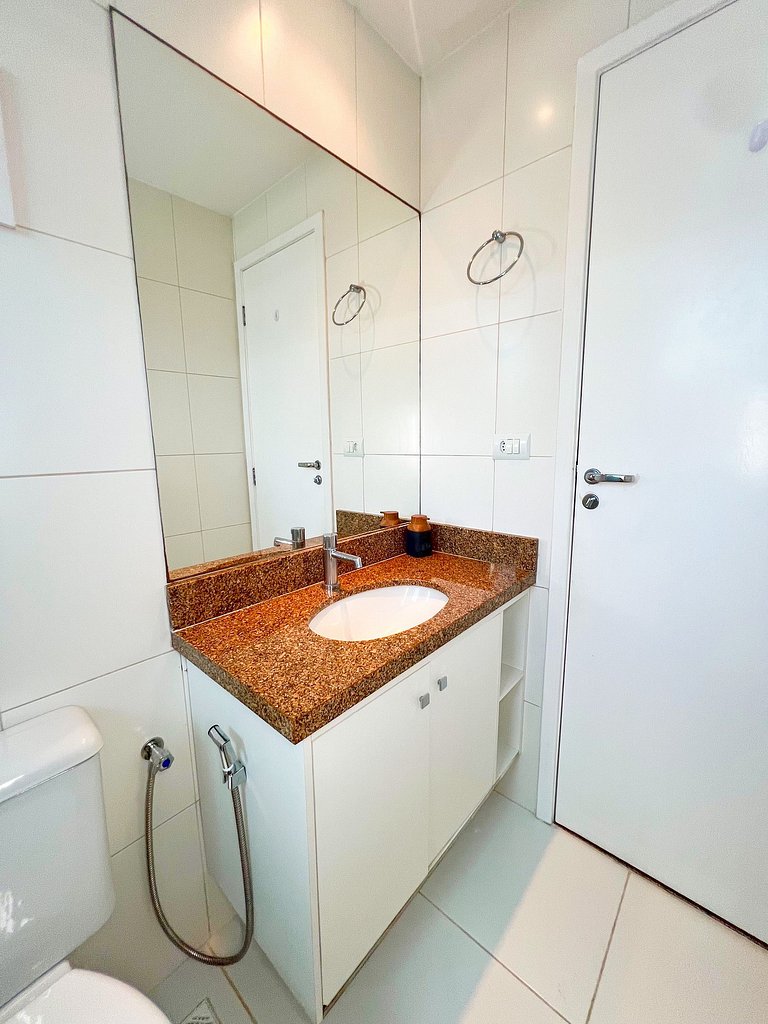 3/4 com ar, 7 min da Praia e c/ Lazer completo