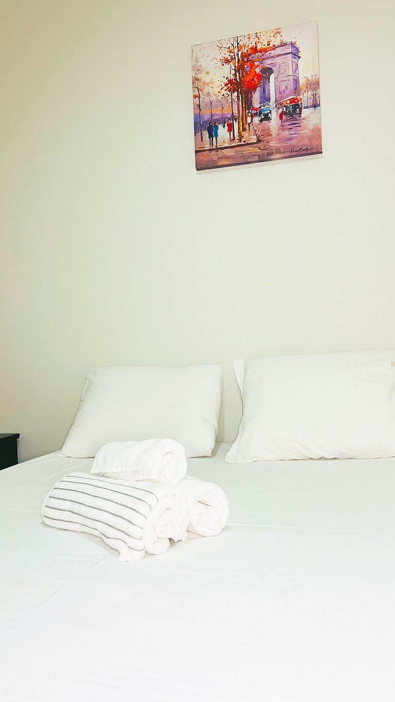 3/4 com ar, 7 min da Praia e c/ Lazer completo