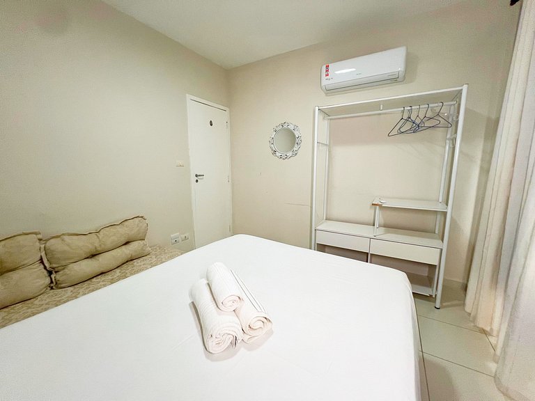 3/4 com ar, 7 min da Praia e c/ Lazer completo