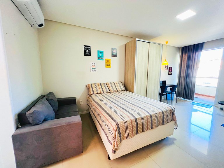 Varandinha Arejada a 700m da Praia by Apê