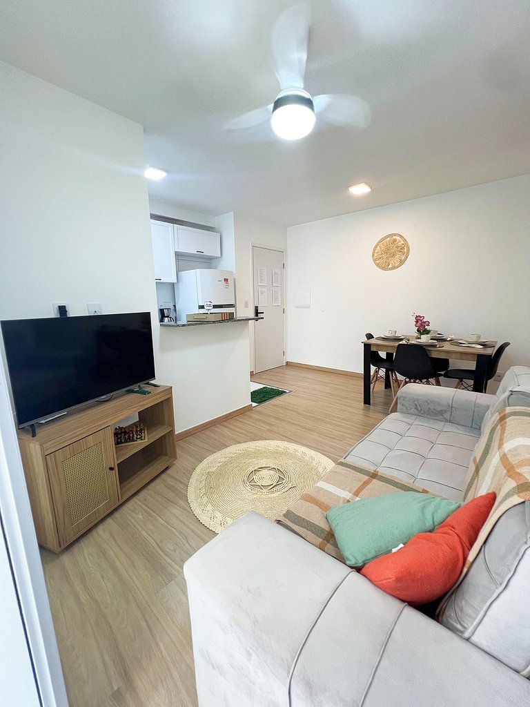 Aconchego proximo Praia e Aeroporto com ar by Apê