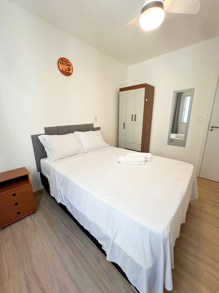 Aconchego proximo Praia e Aeroporto com ar by Apê