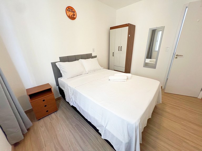 Aconchego proximo Praia e Aeroporto com ar by Apê