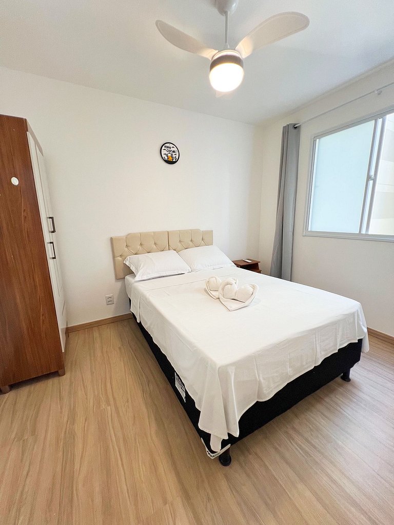 Aconchego proximo Praia e Aeroporto com ar by Apê