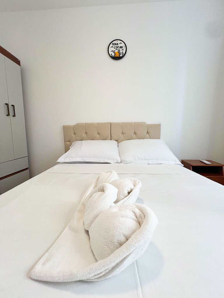 Aconchego proximo Praia e Aeroporto com ar by Apê