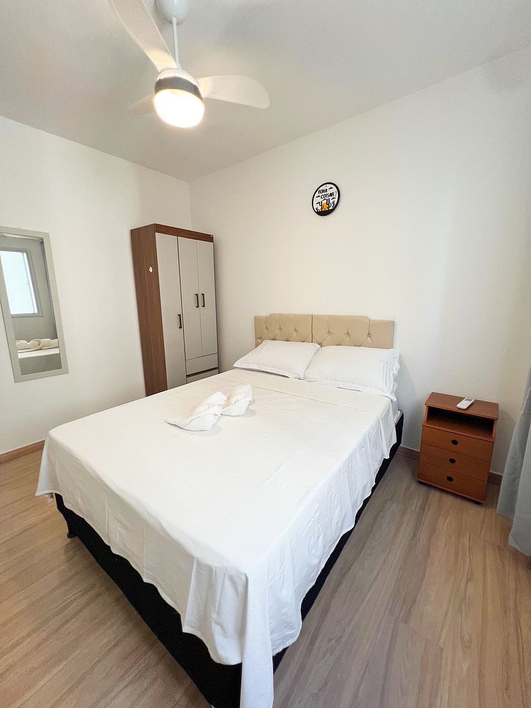 Aconchego proximo Praia e Aeroporto com ar by Apê