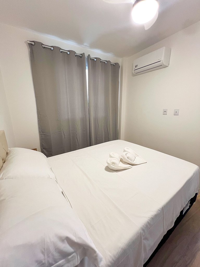 Aconchego proximo Praia e Aeroporto com ar by Apê