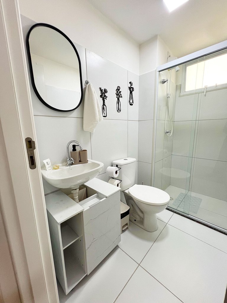 Aconchego proximo Praia e Aeroporto com ar by Apê