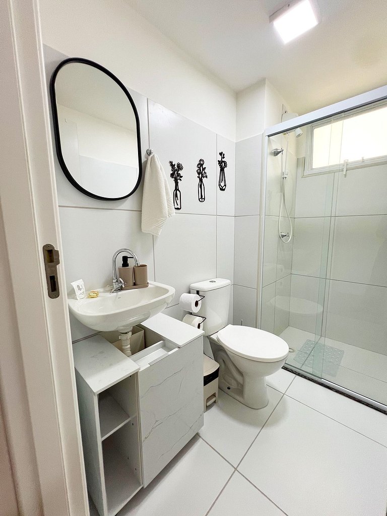 Aconchego proximo Praia e Aeroporto com ar by Apê