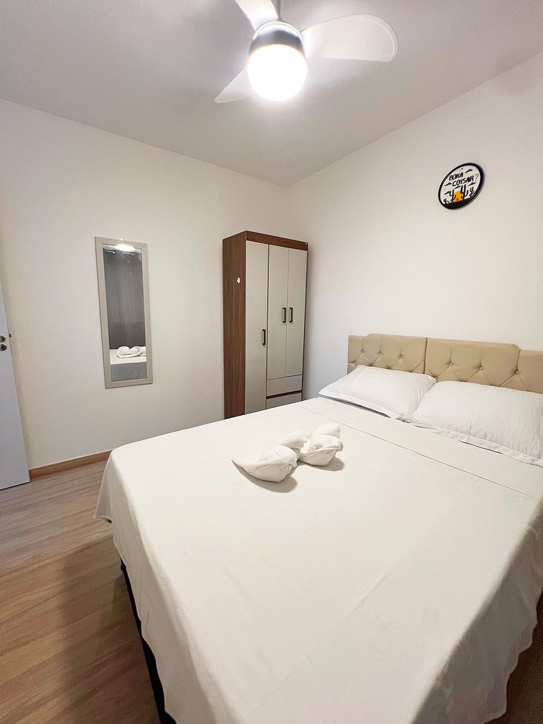 Aconchego proximo Praia e Aeroporto com ar by Apê