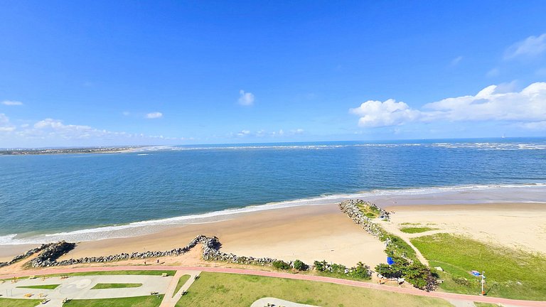 Pé na Areia na Atalaia Vista Mar e Piscina by Apê